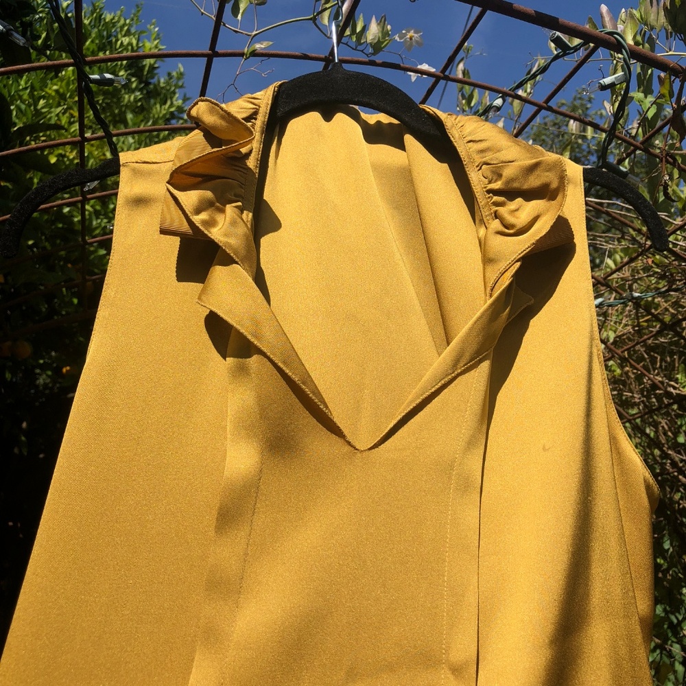 Elie Tahari sleeveless silk gold blouse